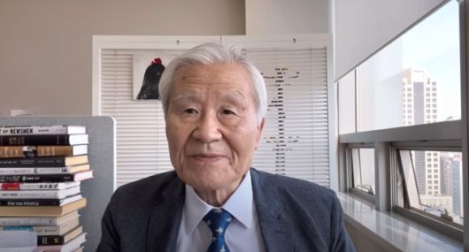 보수 논객 조갑제 조갑제닷컴 대표가 3일 자신의 유튜브 영상을 통해 제21대 대선에서 이재명 더불어민주당 후보가 김문수 국민의힘 후보를 400만 표 전후 차이로 이길 것이라는 예측을 내놓고 있다. 유튜브 조갑제TV 영상 캡처