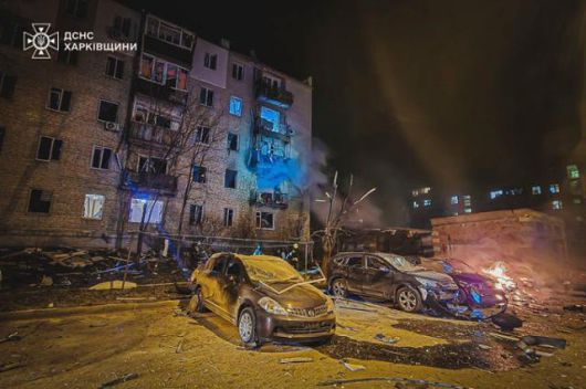 지난 4월 3일(현지 시간) 우크라이나 하르키우에서 러시아의 드론 공격을 받은 건물과 차량이 파손돼 있다. 하르키우=AP 뉴시스