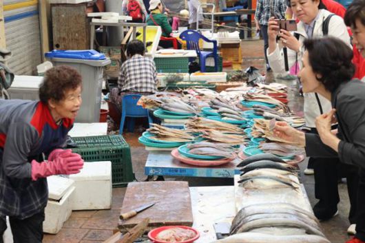 김문수 국민의힘 대선 후보 배우자 설난영 여사가 5월 27일 전남 순천시 아랫시장을 방문해 상인과 대화하고 있다. 국민의힘 제공