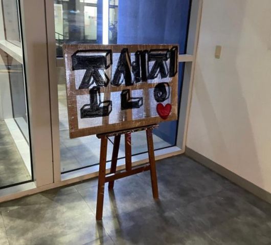 한성대 회화과 남학생이 3일 밤 교내에 전시한 그림. X 캡처