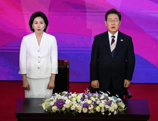 이재명 대통령과 김혜경 여사가 4일 국회 로텐더홀에서 열린 제21대 대통령 취임선서에서 애국가를 부르고 있다. 뉴시스