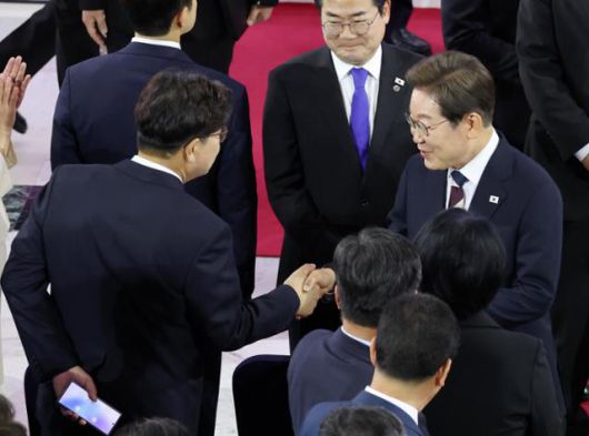 이재명 대통령이 4일 국회에서 열린 제21대 대통령 취임선서에서 권성동 국민의힘 원내대표와 악수하고 있다. 뉴시스