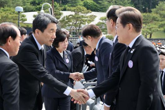 이재명(맨 앞 오른쪽) 대통령 당선인이 대선 후보 시절이던 5월 18일 이주호 당시 대통령 권한대행 부총리 겸 교육부 장관과 광주 북구 국립 5·18 민주 묘지에서 열린 '5·18민주화운동 기념식'에서 만나 인사하고 있다. 광주=왕태석 선임기자