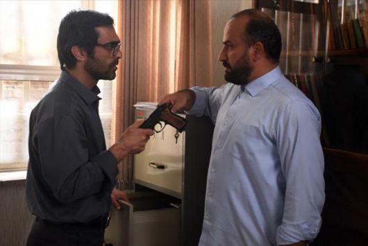 수사판사로 막 승진한 이만(오른쪽)은 신변보호용으로 권총을 받는다. 집 안에서 권총이 사라지자 그는 두 딸을 의심한다. 그린나래미디어 제공