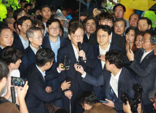 서울중앙지법이 2023년 9월 27일 당시 이재명 더불어민주당 대표에 대한 구속 전 피의자 심문 뒤 검찰이 청구한 구속영장을 기각했다. 공동취재단