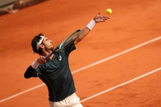 로렌초 무세티가 4일 프랑스 파리 롤랑가로스에서 열린 프랑스오픈 남자 단식 8강전에서 프랜시스 티아포에게 서브를 넣고 있다. 파리=AP 뉴시스