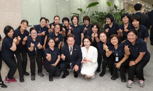 이재명 대통령과 김혜경 여사가 4일 국회에서 제21대 대통령 취임선서를 마친 뒤 청소노동자들과 기념 촬영하고 있다. 뉴스1