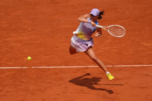 이가 시비옹테크가 프랑스오픈 여자 단식 8강전에서 엘리나 스비톨리나와 경기하고 있다. 파리=AP 뉴시스