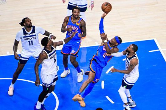 미국프로농구(NBA) 오클라호마시티의 샤이 길저스-알렉산더(오른쪽 두 번째)가 지난달 29일 미국 오클라호마주 오클라호마시티의 페이컴 센터에서 열린 미네소타와의 서부 콘퍼런스 파이널 5차전에서 슛을 시도하고 있다. 오클라호마시티=EPA 연합뉴스