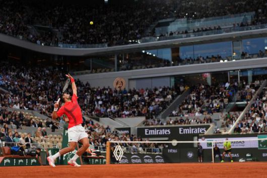 노바크 조코비치가 프랑스오픈 남자 단식 8강전에서 알렉산더 츠베레프에게 서브를 넣고 있다. 파리=AP 뉴시스