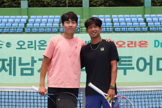 노호영(왼쪽)과 김장준이 2일 경남 창원에서 열린 '2025 ITF 오리온닥터유배 창원국제남자테니스 투어대회' 메인 코트에서 포즈를 취하고 있다. 오리온테니스단 제공
