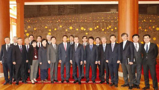 문재인 대통령과 국무위원들이 2017년 11월 21일 취임 195일 만에 조각 작업을 마치며 ‘완전체’ 내각 국무회의에 참석한 국무위원들과 기념촬영을 하고 있다. 한국일보 자료사진