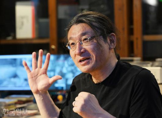 한때 여의도에서 정치인들이 까만 터틀넥 스웨터를 입고 찍은 흑백 사진이 입소문을 탔다. 강영호 작가가 찍은 사진이었다. 홍인기 기자