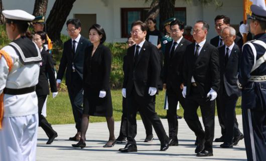 이재명 대통령이 4일 부인 김혜경 여사, 더불어민주당 의원 및 선거캠프 관계자들과 함께 동작구 국립서울현충원 현충탑 참배를 위해 입장하고 있다. 왕태석 선임기자