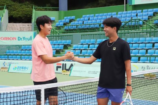 노호영(왼쪽)과 김장준이 2일 경남 창원에서 열린 '2025 ITF 오리온닥터유배 창원국제남자테니스 투어대회' 메인 코트에서 네트를 사이에 두고 포즈를 취하고 있다. 오리온테니스단 제공