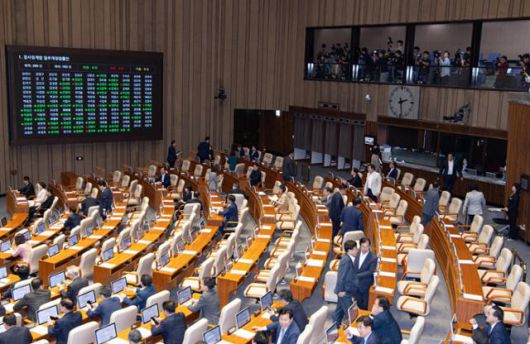 국민의힘 의원들이 5일 서울 여의도동 국회 본회의에서 검사징계법 일부개정법률안 표결이 시작되자 회의장을 나서고 있다. 뉴스1