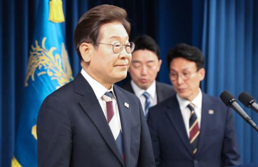 이재명 대통령이 4일 서울 용산구 대통령실 청사 브리핑룸에서 국무총리와 국정원장, 대통령비서실장 등 인선발표를 하기 위해 입장하고 있다. 뉴스1