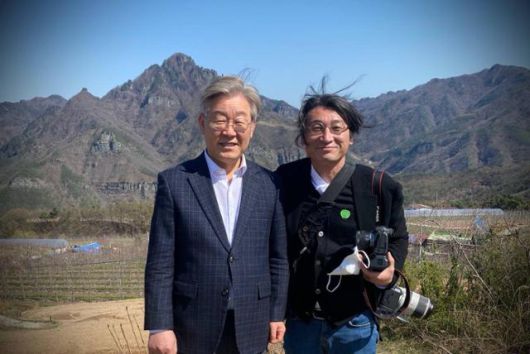 강영호 사진작가(오른쪽)는 2020년 10월부터 6개월간 이재명 대통령과 동행하며 사진을 찍고 말을 기록했다. 사진은 그 시절 이 대통령과 함께 찍은 것이다. 강영호 사진작가 제공