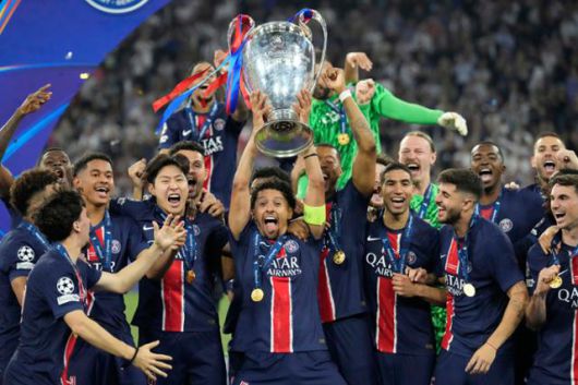 31일(현지시간) 독일 뮌헨 알리안츠 아레나에서 열린 유럽축구연맹(UEFA) 챔피언스리그(UCL) 결승전, 파리 생제르맹과 인터밀란의 경기에서 우승을 차지한 파리 생제르맹 선수들이 트로피를 들어올리고 있다. AP=뉴시스