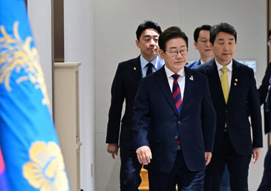 이재명 대통령이 5일 서울 용산 대통령실 청사에서 취임 후 열린 첫 국무회의에 참석하고 있다. 왕태석 선임기자