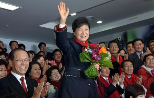 제18대 대통령 선거일인 19일 당선이 확정된 새누리당 ○○○ 후보가 여의도 당사 2층 상황실에서 취재진을 향해 손을 들어 인사하고 있다. 오대근 기자