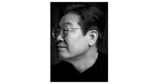 강영호 사진작가가 올해 대선 전 찍은 이재명 대통령의 사진. 흉기 피습 사건으로 생긴 목의 상처가 고스란히 드러나게 찍었다. 강 작가는 “이 표정에서 죽을 고비까지 넘긴 초연함이 느껴졌다”고 말했다. 강영호 사진작가 제공