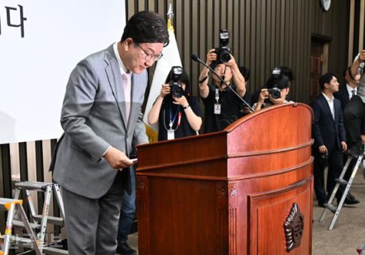 권성동 국민의힘 원내대표가 5일 국회에서 열린 의원총회에서 사퇴의사를 밝힌 뒤 인사하고 있다. 고영권 기자