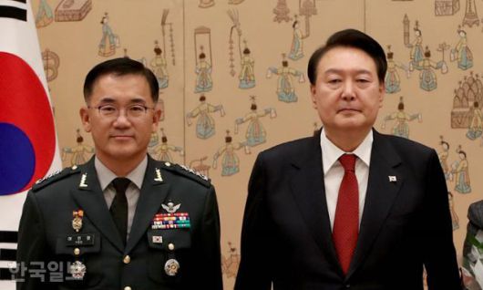 윤석열 전 대통령이 2023년 11월 6일 서울 용산 대통령실 청사에서 열린 중장 진급 보직 신고 및 삼정검 수치 수여식에서 여인형(왼쪽) 전 국군방첩사령관에게 수치를 수여한 뒤 기념 촬영을 하고 있다. 서재훈 기자