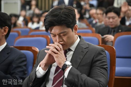 김용태 국민의힘 비대위장이 5일 국회에서 열린 의원총회에서 생각에 잠겨있다. 정다빈 기자