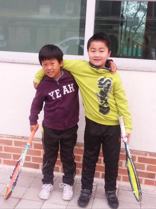 김장준(왼쪽)과 노호영의 12년 전 첫 만남을 기록한 사진이다. 초등학교 1학년 때 출전한 대회 결승에서 처음 만난 두 사람은 이날 결승에 앞서 기념 사진을 찍었다. 노호영 제공