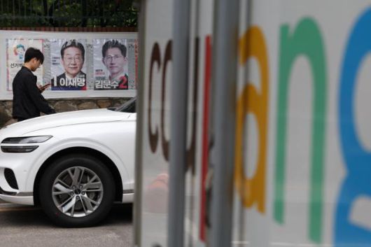 21대 대통령 선거일인 지난 3일 서울 중구의 한 쿠팡 차고지에 배달 차량이 주차돼 있다. 쿠팡은 대선 당일 배송기사의 투표권 보장을 위해 주간 로켓배송(오전 7시∼오후 8시)을 중단했다. 쿠팡 로켓배송이 멈춘 것은 2014년 서비스 시행 이후 처음이다. 뉴시스