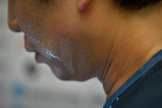 송정민(가명)씨의 뺨에 땀이 흐르고 있다. 남동균 인턴기자