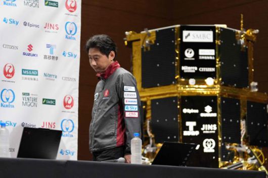 일본 우주 스타트업 아이스페이스의 하카마타 다케시 최고경영자가 6일 언론 브리핑을 위해 도쿄의 한 프레스룸에 입장하고 있다. AFP 연합뉴스