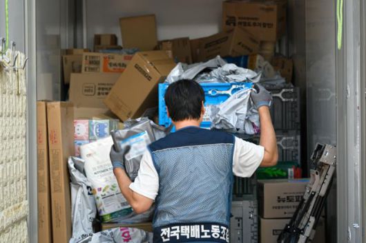 송정민(가명)씨가 4일 자신의 1톤 트럭에서 배송해야 할 물품을 황급하게 찾고 있다. 이날만 해도 송씨가 받은 물량은 평소 수준이었다고 하는데, 5일에는 평소보다 2배 가까운 물량이 쏟아져 트럭에 다 담을 수가 없었다고 한다. 남동균 인턴기자