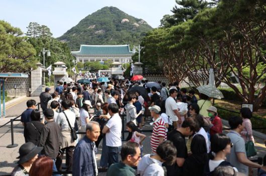 현충일인 6일 서울 종로구 청와대 앞에서 시민들이 입장을 기다리고 있다. 연합뉴스