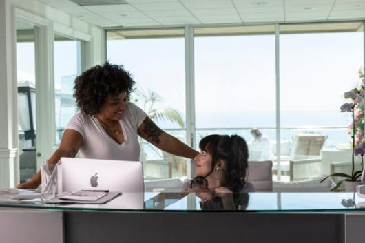 루시는 새로 들어온 직장 동료를 통해 자신이 이성보다 동성을 더 좋아하는지 모른다고 생각한다. HBO 제공