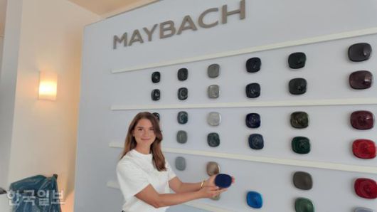 올리비아 볼파트 마누팍투어 세일즈 담당자가 4월 30일 스페인 이비자 인근에 위치한 타고마고섬에서 마누팍투어를 설명하고 있다. 타고마고=오지혜 기자