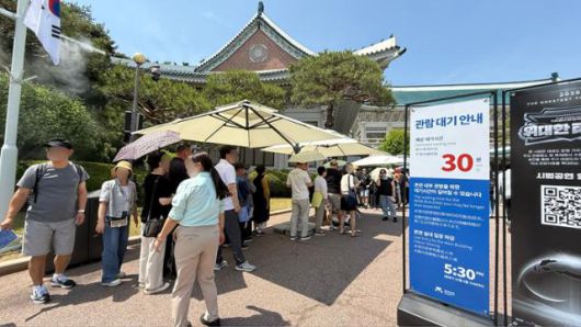 6일 청와대 본관 앞에 입장을 기다리는 괸람객의 대기줄이 길게 뻗어 있다. 문지수 기자