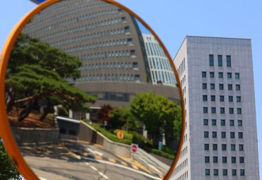 서울 서초구 대검찰청과 거울에 비친 서울중앙지검. 연합뉴스