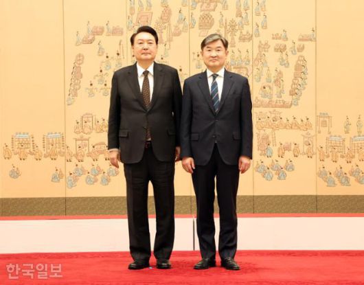 윤석열 전 대통령이 지난해 1월 16일 서울 용산 대통령실 청사에서 신임 조태용 국가정보원장에게 임명장을 수여한 뒤 기념촬영을 하고 있다. 서재훈 기자