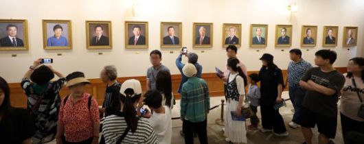 6일 청와대 본관이 관람객으로 붐비고 있다. 연합뉴스