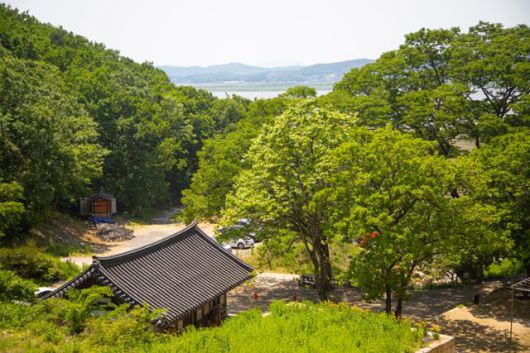 파주 검단사. 멀리 한강이 임진강과 만난다. 경기관광공사 제공