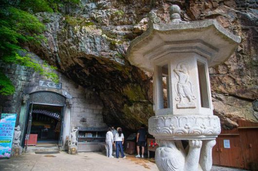 동두천시 자재암의 동굴 나한전. 원효대사의 흔적이 곳곳에 있다.