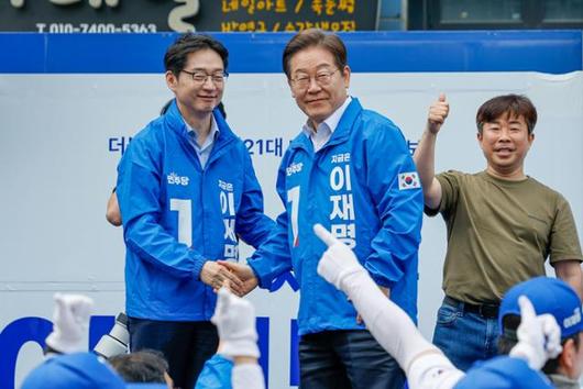 지난달 14일 경남 창원 상남분수광장에서 열린 6·3 대선 유세 행사에서 이재명(가운데) 더불어민주당 대선 후보가 김경수(왼쪽) 공동선거대책위원장과 악수하고 있다. 창원=연합뉴스