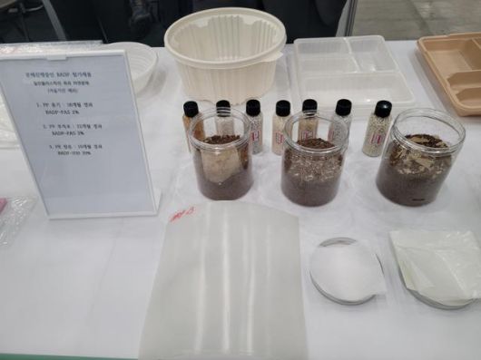 비에이디피코리아의 원료를 사용해 만든 플라스틱 제품과 폐기 시 분해 상태(유리병). 비에이디피코리아 제공