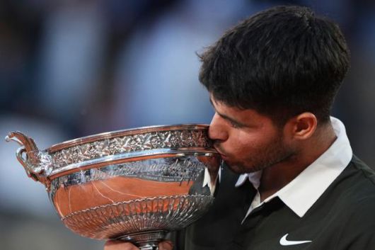 카를로스 알카라스(스페인)가 8일 프랑스 파리 롤랑가로스에서 열린 프랑스오픈 남자 단식 결승에서 라이벌 얀니크 신네르(이탈리아)를 꺾고 우승을 차지한 뒤 트로피에 입을 맞추고 있다. 파리=AP 연합뉴스