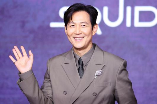 배우 이정재가 9일 서울 용산구 드래곤시티 호텔에서 열린 넷플릭스 글로벌 흥행작 '오징어 게임' 시즌3 제작발표회에서 포즈를 취하고 있다. 연합뉴스