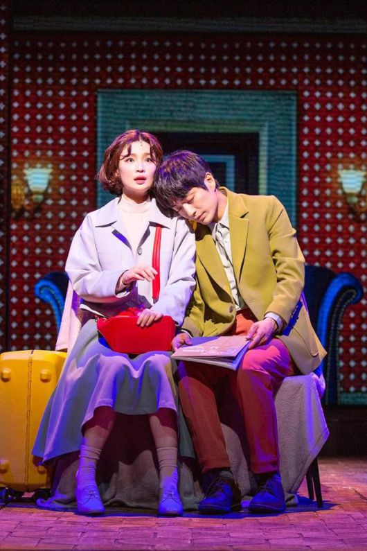 전미도(왼쪽)와 정문성이 출연한 '어쩌면 해피엔딩' 2020년 공연 장면. CJ ENM 제공