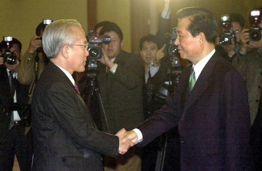 2001년 1월 4일 김대중(오른쪽) 대통령과 이회창 한나라당 총재가 청와대에서 영수회담을 갖기 전 악수하고 있다. 청와대 사진기자단