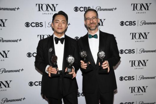 박천휴(왼쪽) 작가와 작곡가 윌 애런슨이 8일 미국 뉴욕 라디오시티 뮤직홀에서 열린 제78회 토니상 시상식에서 '어쩌면 해피엔딩'(Maybe Happy Ending)으로 극본상과 음악상을 받은 후 기념 촬영하고 있다. 뉴욕=AP 뉴시스